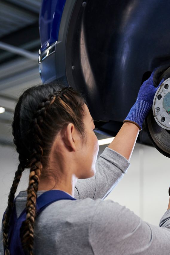 Volkswagen Technikerin beim Bremsenservice